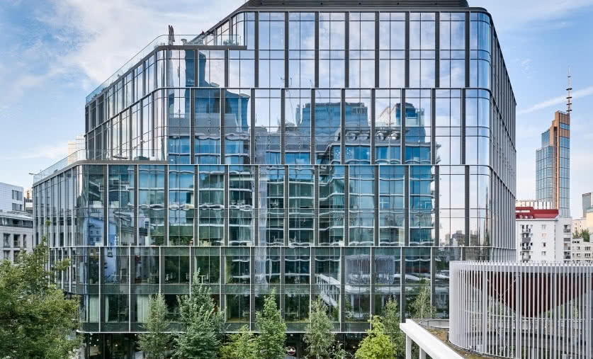 Aż 7 dB mniej przy odsłoniętym stropie. Akustyka instalacji HVAC w biurowcu The Form